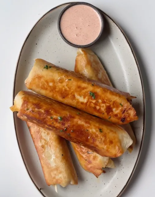 Rollitos crujientes de pollo con mantequilla y ajo